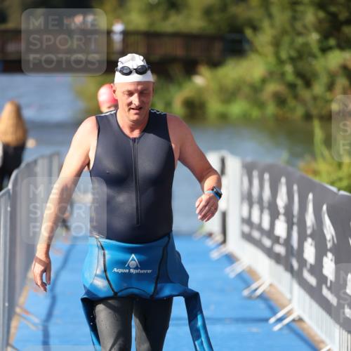 25.08.2024 - Elbe Triathlon Hamburg H.Heesch http://msf.ph/oto/6831846 25.08.2024 09:39:02 Schwimmen 405, 541 meine-sportfotos.de