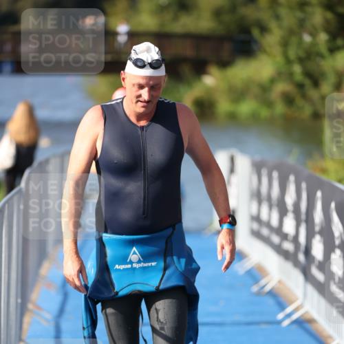 25.08.2024 - Elbe Triathlon Hamburg H.Heesch http://msf.ph/oto/6831857 25.08.2024 09:39:02 Schwimmen 405, 541 meine-sportfotos.de