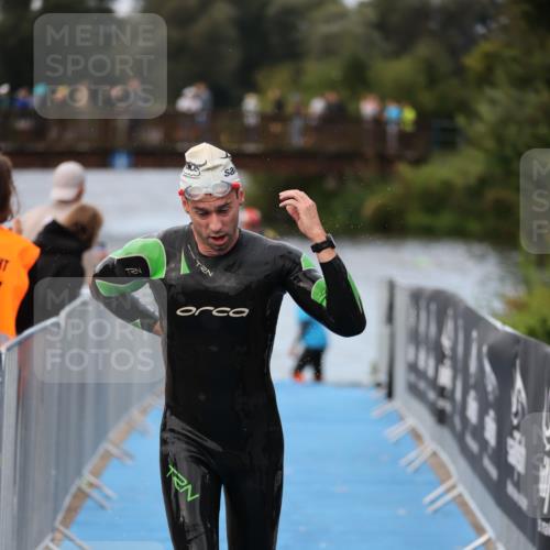 25.08.2024 - Elbe Triathlon Hamburg H.Heesch http://msf.ph/oto/6831880 25.08.2024 08:30:14 Schwimmen 37, 68, 79, 82 meine-sportfotos.de