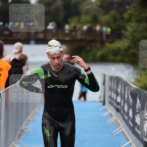 25.08.2024 - Elbe Triathlon Hamburg H.Heesch http://msf.ph/oto/6831886 25.08.2024 08:30:14 Schwimmen 37, 68, 79, 82 meine-sportfotos.de