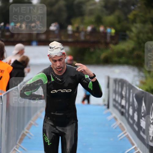 25.08.2024 - Elbe Triathlon Hamburg H.Heesch http://msf.ph/oto/6831889 25.08.2024 08:30:14 Schwimmen 37, 68, 79, 82 meine-sportfotos.de