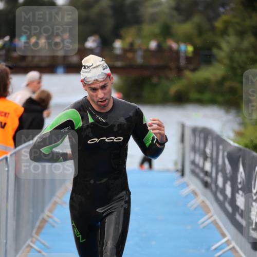 25.08.2024 - Elbe Triathlon Hamburg H.Heesch http://msf.ph/oto/6831903 25.08.2024 08:30:14 Schwimmen 37, 68, 79, 82 meine-sportfotos.de