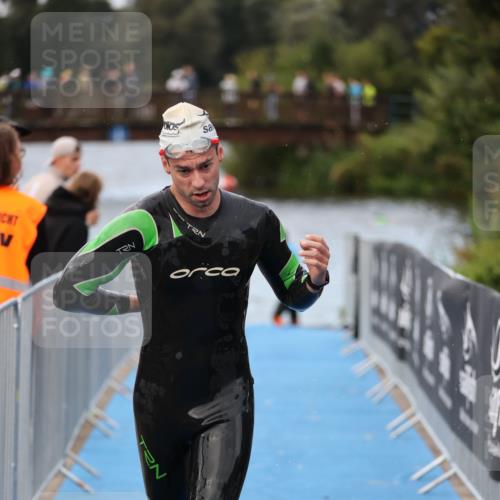25.08.2024 - Elbe Triathlon Hamburg H.Heesch http://msf.ph/oto/6831907 25.08.2024 08:30:14 Schwimmen 37, 68, 79, 82 meine-sportfotos.de