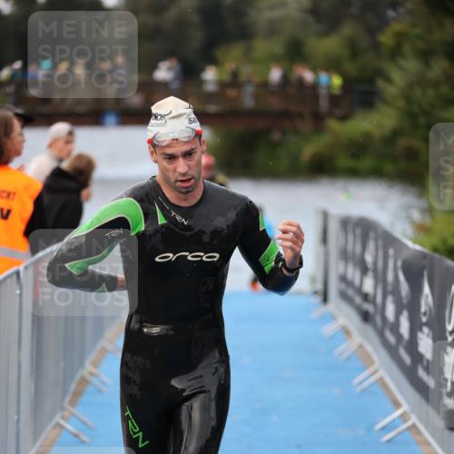 25.08.2024 - Elbe Triathlon Hamburg H.Heesch http://msf.ph/oto/6831910 25.08.2024 08:30:14 Schwimmen 37, 68, 79, 82 meine-sportfotos.de