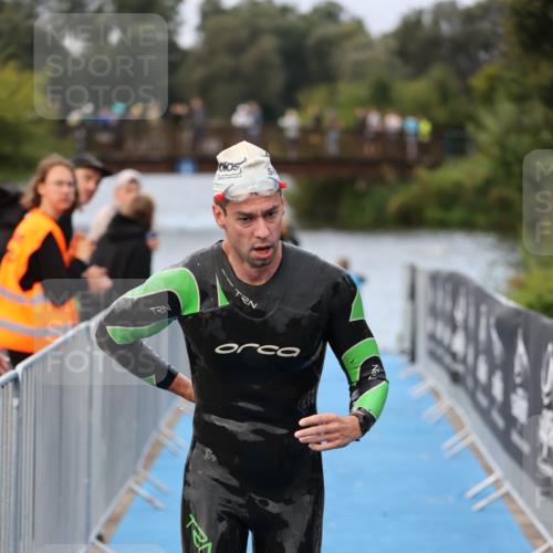 25.08.2024 - Elbe Triathlon Hamburg H.Heesch http://msf.ph/oto/6831913 25.08.2024 08:30:14 Schwimmen 37, 68, 79, 82 meine-sportfotos.de