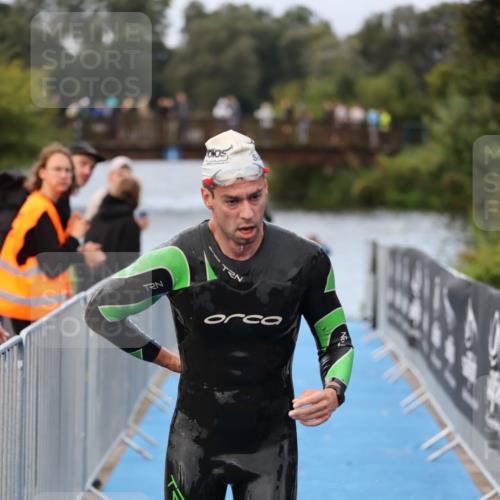 25.08.2024 - Elbe Triathlon Hamburg H.Heesch http://msf.ph/oto/6831917 25.08.2024 08:30:14 Schwimmen 37, 68, 79, 82 meine-sportfotos.de