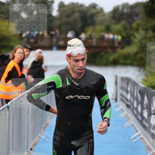 25.08.2024 - Elbe Triathlon Hamburg H.Heesch http://msf.ph/oto/6831920 25.08.2024 08:30:14 Schwimmen 37, 68, 79, 82 meine-sportfotos.de