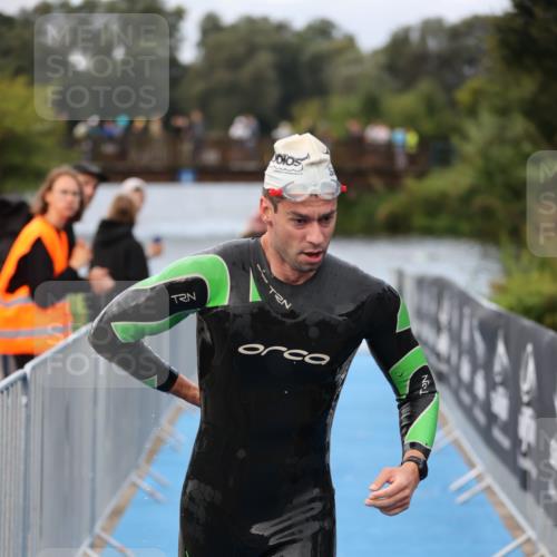 25.08.2024 - Elbe Triathlon Hamburg H.Heesch http://msf.ph/oto/6831933 25.08.2024 08:30:15 Schwimmen 37, 79, 82 meine-sportfotos.de