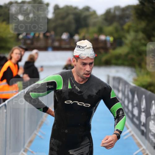 25.08.2024 - Elbe Triathlon Hamburg H.Heesch http://msf.ph/oto/6831939 25.08.2024 08:30:15 Schwimmen 37, 79, 82 meine-sportfotos.de