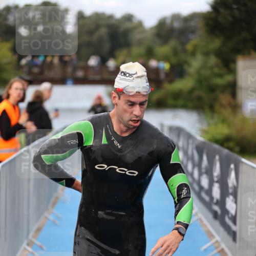 25.08.2024 - Elbe Triathlon Hamburg H.Heesch http://msf.ph/oto/6831944 25.08.2024 08:30:15 Schwimmen 37, 79, 82 meine-sportfotos.de