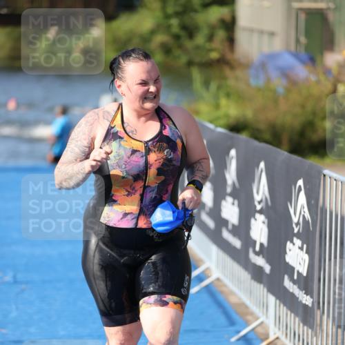 25.08.2024 - Elbe Triathlon Hamburg H.Heesch http://msf.ph/oto/6832056 25.08.2024 09:39:30 Schwimmen 405, 519, 541 meine-sportfotos.de