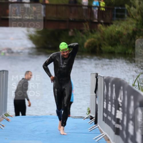 25.08.2024 - Elbe Triathlon Hamburg H.Heesch http://msf.ph/oto/6832083 25.08.2024 08:30:48 Schwimmen 106 meine-sportfotos.de