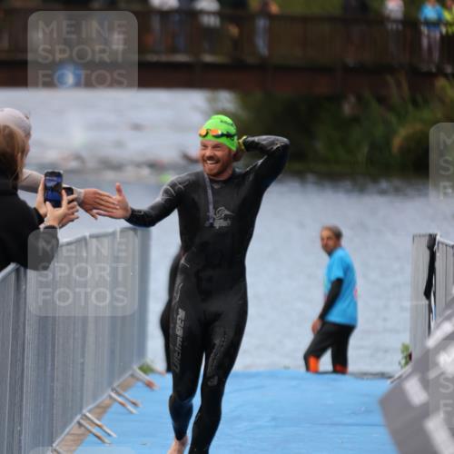 25.08.2024 - Elbe Triathlon Hamburg H.Heesch http://msf.ph/oto/6832148 25.08.2024 08:30:50 Schwimmen 106 meine-sportfotos.de