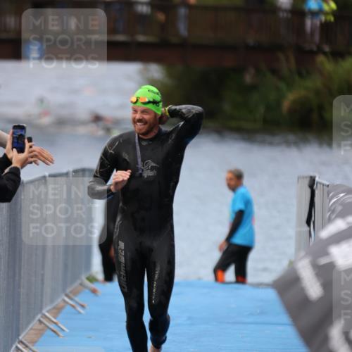 25.08.2024 - Elbe Triathlon Hamburg H.Heesch http://msf.ph/oto/6832173 25.08.2024 08:30:50 Schwimmen 106 meine-sportfotos.de