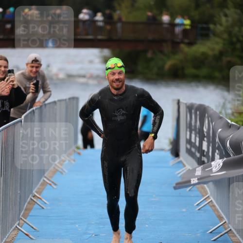 25.08.2024 - Elbe Triathlon Hamburg H.Heesch http://msf.ph/oto/6832218 25.08.2024 08:30:52 Schwimmen 106 meine-sportfotos.de