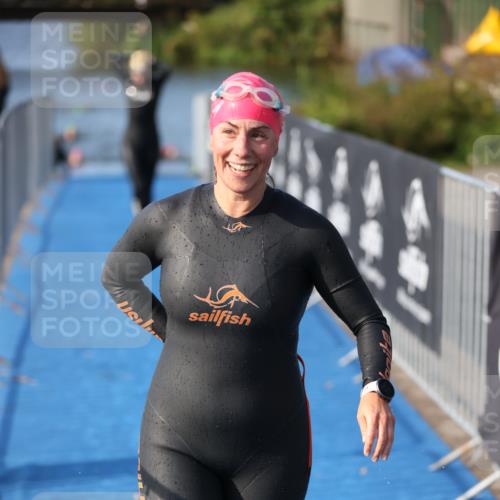 25.08.2024 - Elbe Triathlon Hamburg H.Heesch http://msf.ph/oto/6832232 25.08.2024 09:39:53 Schwimmen 504, 518, 519 meine-sportfotos.de