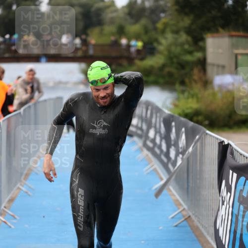 25.08.2024 - Elbe Triathlon Hamburg H.Heesch http://msf.ph/oto/6832253 25.08.2024 08:30:53 Schwimmen 106 meine-sportfotos.de