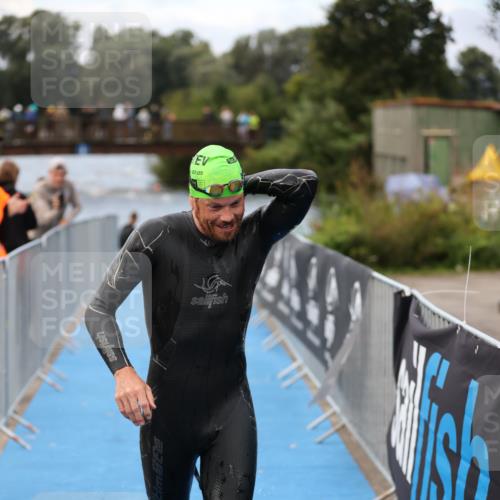 25.08.2024 - Elbe Triathlon Hamburg H.Heesch http://msf.ph/oto/6832286 25.08.2024 08:30:54 Schwimmen 106 meine-sportfotos.de