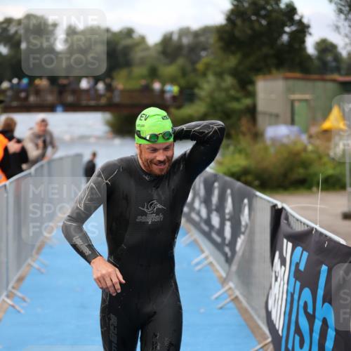 25.08.2024 - Elbe Triathlon Hamburg H.Heesch http://msf.ph/oto/6832289 25.08.2024 08:30:54 Schwimmen 106 meine-sportfotos.de