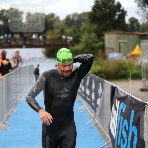 25.08.2024 - Elbe Triathlon Hamburg H.Heesch http://msf.ph/oto/6832295 25.08.2024 08:30:54 Schwimmen 106 meine-sportfotos.de