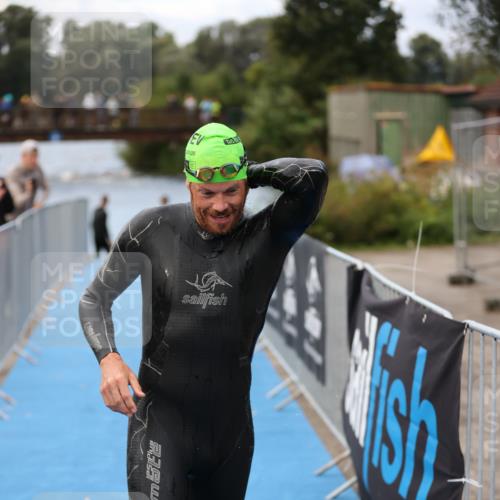 25.08.2024 - Elbe Triathlon Hamburg H.Heesch http://msf.ph/oto/6832308 25.08.2024 08:30:54 Schwimmen 106 meine-sportfotos.de