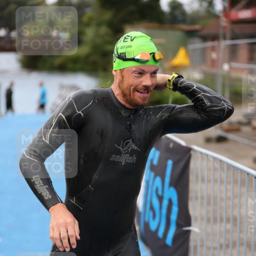 25.08.2024 - Elbe Triathlon Hamburg H.Heesch http://msf.ph/oto/6832326 25.08.2024 08:30:54 Schwimmen 106 meine-sportfotos.de