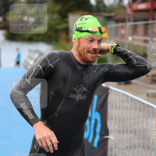 25.08.2024 - Elbe Triathlon Hamburg H.Heesch http://msf.ph/oto/6832331 25.08.2024 08:30:54 Schwimmen 106 meine-sportfotos.de