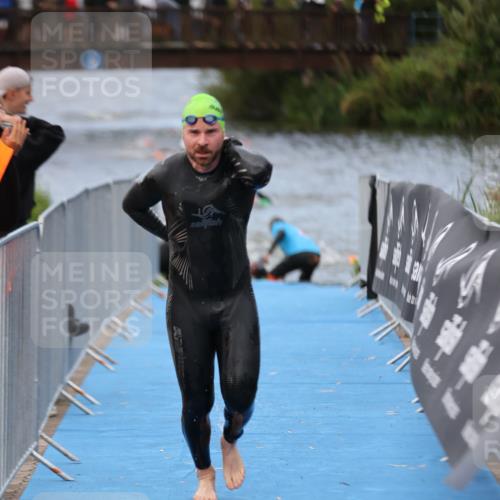 25.08.2024 - Elbe Triathlon Hamburg H.Heesch http://msf.ph/oto/6832337 25.08.2024 08:31:39 Schwimmen 38, 40, 71, 81, 100 meine-sportfotos.de