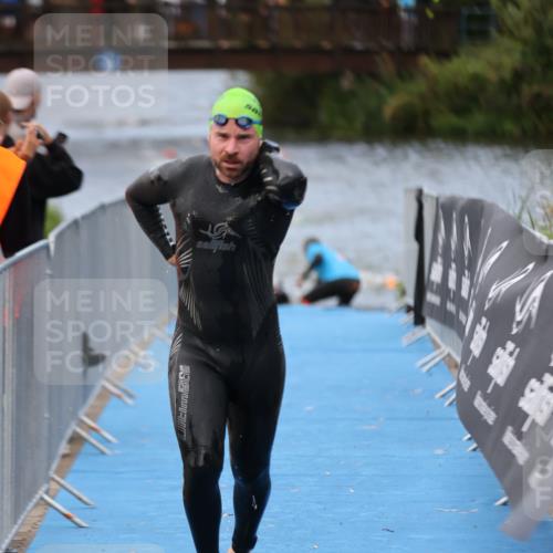 25.08.2024 - Elbe Triathlon Hamburg H.Heesch http://msf.ph/oto/6832340 25.08.2024 08:31:39 Schwimmen 38, 40, 71, 81, 100 meine-sportfotos.de