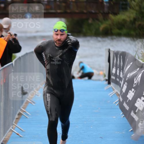 25.08.2024 - Elbe Triathlon Hamburg H.Heesch http://msf.ph/oto/6832344 25.08.2024 08:31:39 Schwimmen 38, 40, 71, 81, 100 meine-sportfotos.de