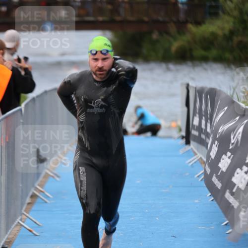 25.08.2024 - Elbe Triathlon Hamburg H.Heesch http://msf.ph/oto/6832352 25.08.2024 08:31:39 Schwimmen 38, 40, 71, 81, 100 meine-sportfotos.de