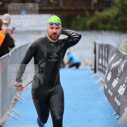 25.08.2024 - Elbe Triathlon Hamburg H.Heesch http://msf.ph/oto/6832358 25.08.2024 08:31:39 Schwimmen 38, 40, 71, 81, 100 meine-sportfotos.de