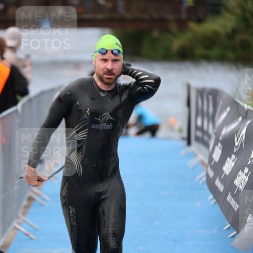 25.08.2024 - Elbe Triathlon Hamburg H.Heesch http://msf.ph/oto/6832363 25.08.2024 08:31:39 Schwimmen 38, 40, 71, 81, 100 meine-sportfotos.de