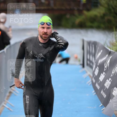 25.08.2024 - Elbe Triathlon Hamburg H.Heesch http://msf.ph/oto/6832373 25.08.2024 08:31:39 Schwimmen 38, 40, 71, 81, 100 meine-sportfotos.de