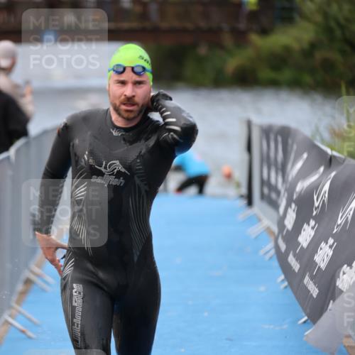 25.08.2024 - Elbe Triathlon Hamburg H.Heesch http://msf.ph/oto/6832378 25.08.2024 08:31:39 Schwimmen 38, 40, 71, 81, 100 meine-sportfotos.de