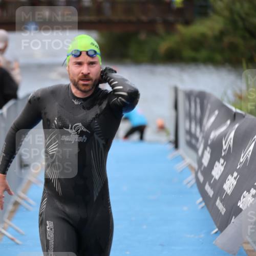 25.08.2024 - Elbe Triathlon Hamburg H.Heesch http://msf.ph/oto/6832389 25.08.2024 08:31:39 Schwimmen 38, 40, 71, 81, 100 meine-sportfotos.de
