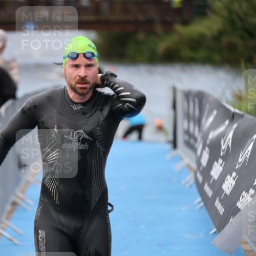 25.08.2024 - Elbe Triathlon Hamburg H.Heesch http://msf.ph/oto/6832392 25.08.2024 08:31:40 Schwimmen 38, 40, 71, 81, 100 meine-sportfotos.de