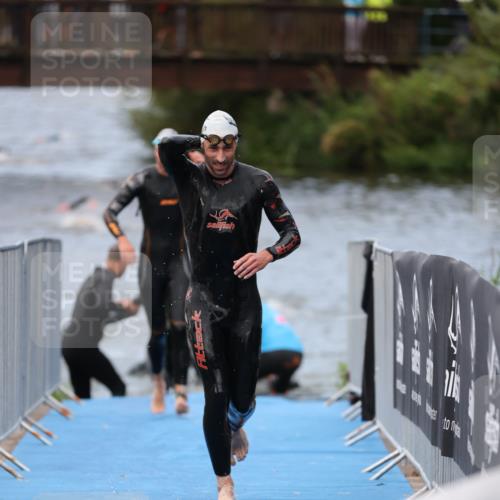 25.08.2024 - Elbe Triathlon Hamburg H.Heesch http://msf.ph/oto/6832417 25.08.2024 08:31:43 Schwimmen 34, 38, 40, 71, 81, 92, 100 meine-sportfotos.de