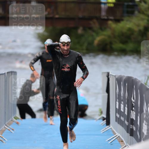 25.08.2024 - Elbe Triathlon Hamburg H.Heesch http://msf.ph/oto/6832423 25.08.2024 08:31:43 Schwimmen 34, 38, 40, 71, 81, 92, 100 meine-sportfotos.de