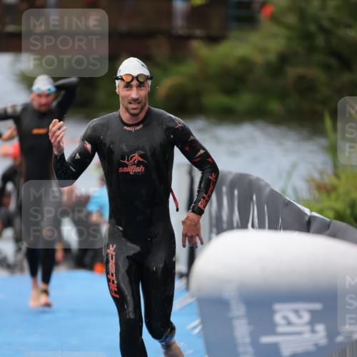 25.08.2024 - Elbe Triathlon Hamburg H.Heesch http://msf.ph/oto/6832446 25.08.2024 08:31:44 Schwimmen 34, 38, 40, 71, 75, 81, 92, 100 meine-sportfotos.de
