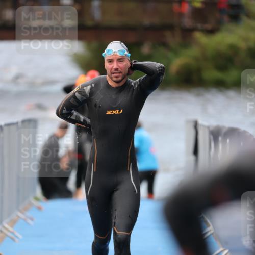 25.08.2024 - Elbe Triathlon Hamburg H.Heesch http://msf.ph/oto/6832541 25.08.2024 08:31:47 Schwimmen 34, 40, 71, 75, 81, 89, 92, 100 meine-sportfotos.de