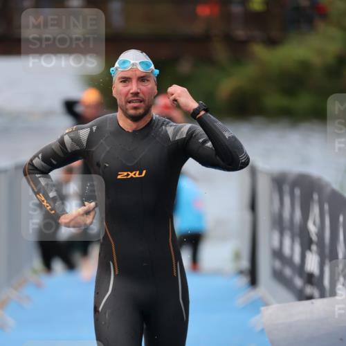 25.08.2024 - Elbe Triathlon Hamburg H.Heesch http://msf.ph/oto/6832570 25.08.2024 08:31:48 Schwimmen 34, 40, 71, 75, 81, 89, 92, 100 meine-sportfotos.de