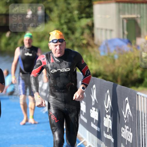 25.08.2024 - Elbe Triathlon Hamburg H.Heesch http://msf.ph/oto/6832624 25.08.2024 09:40:20 Schwimmen 459, 477, 527 meine-sportfotos.de
