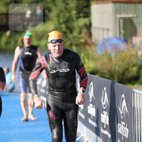 25.08.2024 - Elbe Triathlon Hamburg H.Heesch http://msf.ph/oto/6832629 25.08.2024 09:40:20 Schwimmen 459, 477, 527 meine-sportfotos.de
