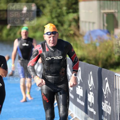 25.08.2024 - Elbe Triathlon Hamburg H.Heesch http://msf.ph/oto/6832641 25.08.2024 09:40:20 Schwimmen 459, 477, 527 meine-sportfotos.de