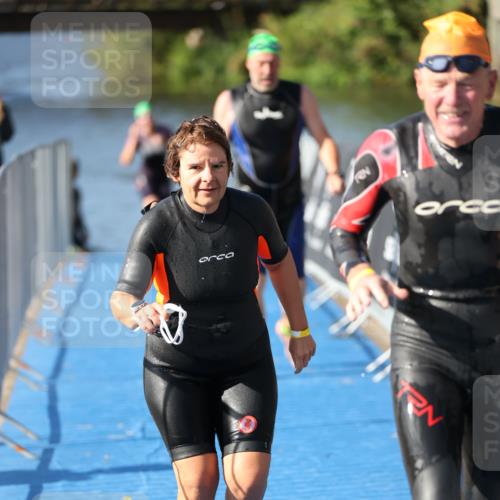 25.08.2024 - Elbe Triathlon Hamburg H.Heesch http://msf.ph/oto/6832666 25.08.2024 09:40:21 Schwimmen 459, 477, 527 meine-sportfotos.de