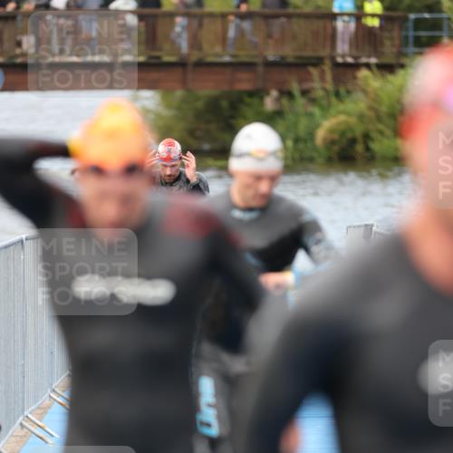 25.08.2024 - Elbe Triathlon Hamburg H.Heesch http://msf.ph/oto/6832717 25.08.2024 08:31:56 Schwimmen 34, 39, 40, 71, 75, 81, 89, 92, 100 meine-sportfotos.de