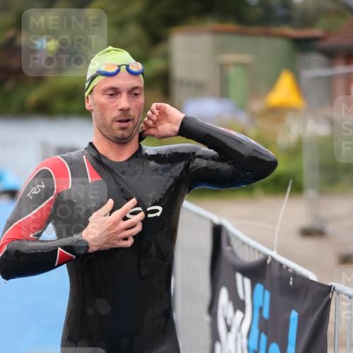 25.08.2024 - Elbe Triathlon Hamburg H.Heesch http://msf.ph/oto/6833098 25.08.2024 08:32:19 Schwimmen 39, 42, 56, 75, 76, 77, 89 meine-sportfotos.de