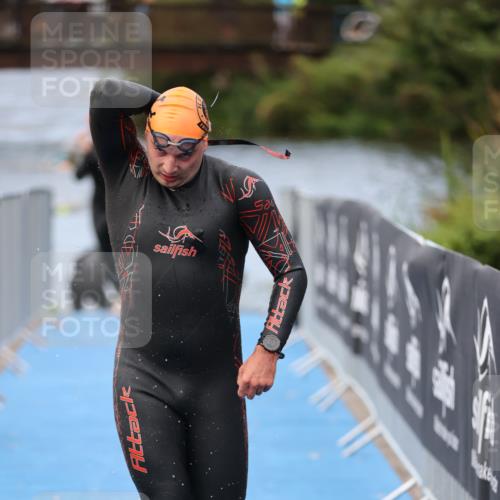 25.08.2024 - Elbe Triathlon Hamburg H.Heesch http://msf.ph/oto/6833102 25.08.2024 08:32:24 Schwimmen 39, 42, 56, 76, 77 meine-sportfotos.de