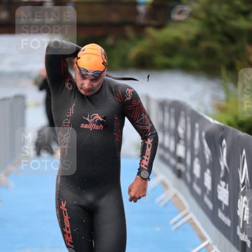 25.08.2024 - Elbe Triathlon Hamburg H.Heesch http://msf.ph/oto/6833104 25.08.2024 08:32:24 Schwimmen 39, 42, 56, 76, 77 meine-sportfotos.de